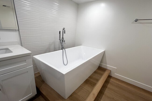 Building Photo - 10390 Wilshire Blvd