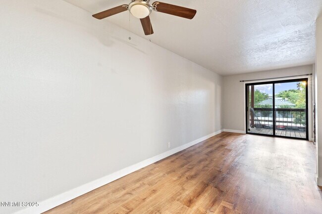 Building Photo - 2955 Lakeside Dr