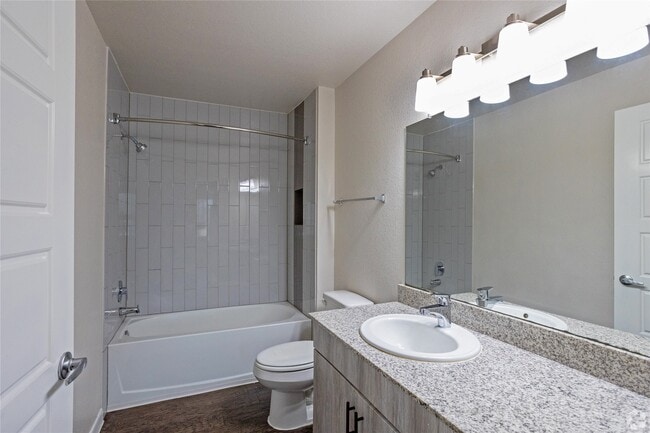 Building Photo - 3300 Oak Creek Dr