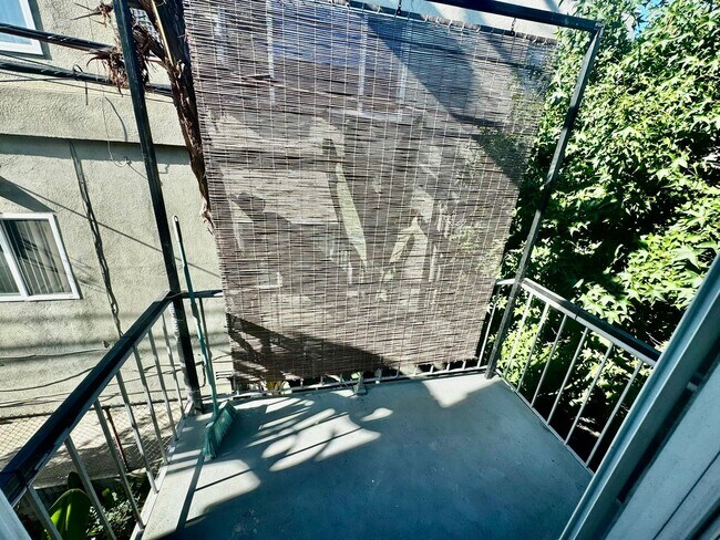 Building Photo - Updated 2nd Floor Corner Unit -3425 E. 15t...