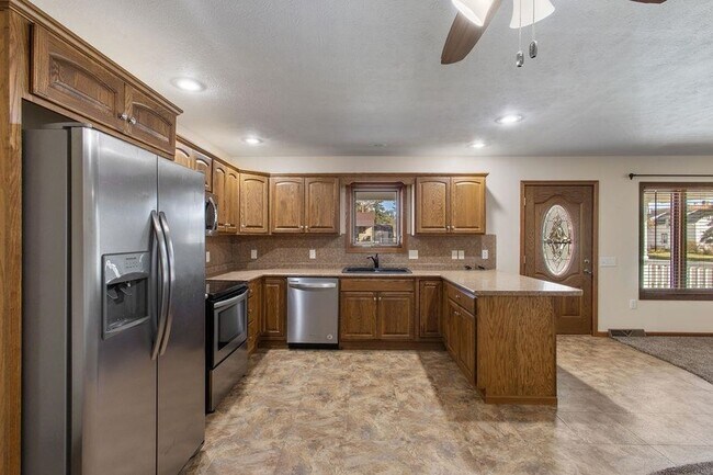 Building Photo - 112 N 5th St