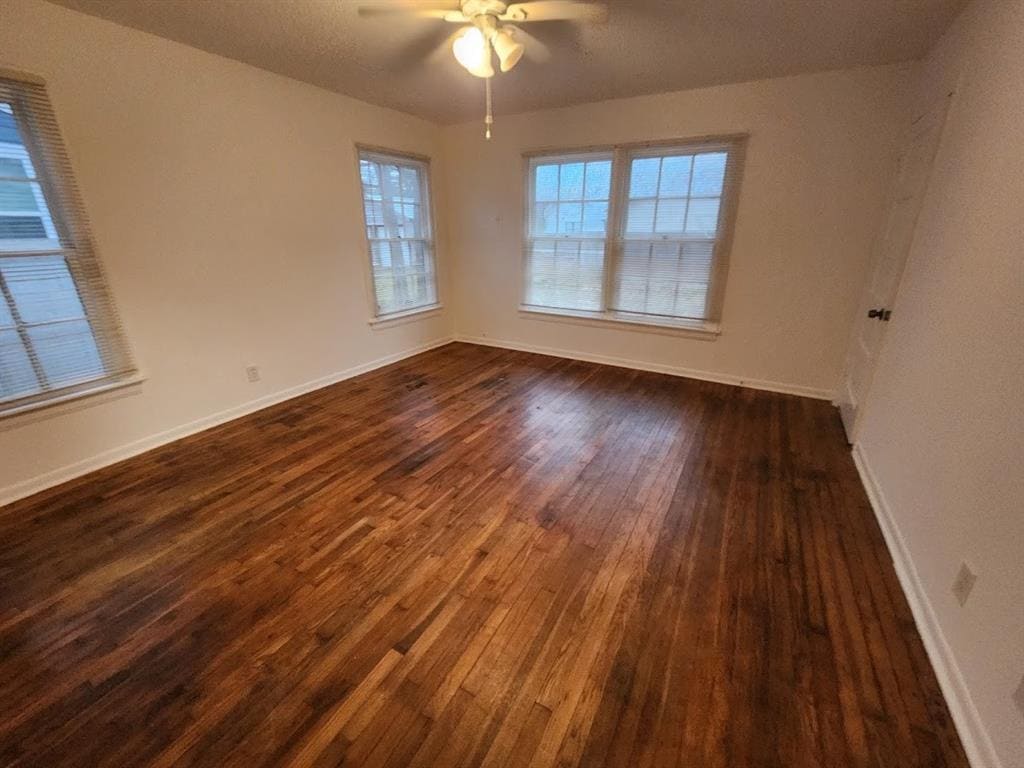 primary bedroom with private en suite - 4505 Avenue A