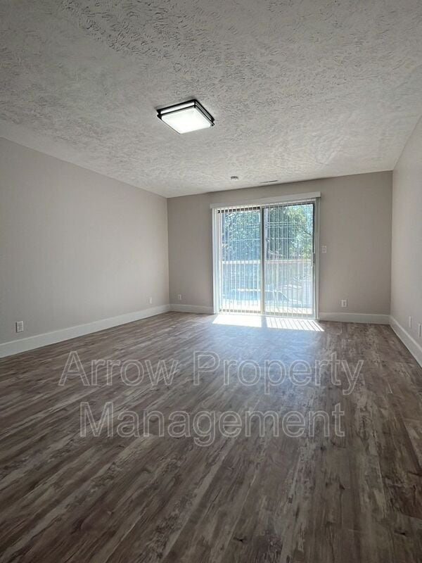 Building Photo - 3341 Holdrege St