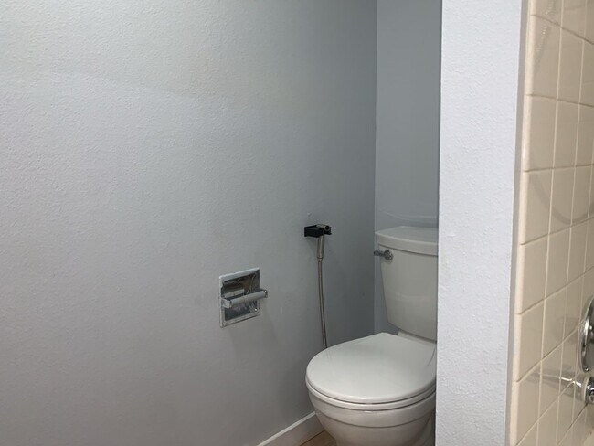 Building Photo - Spacious 3 Bed 2.5 bath Kent Split-Level home