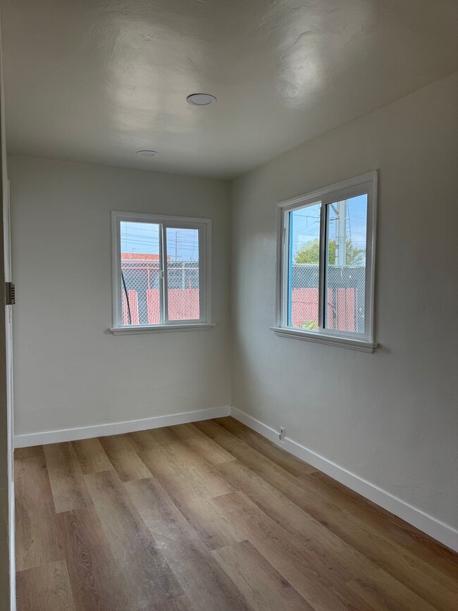 Building Photo - Charming 1-Bedroom Home in Desirable Torra...