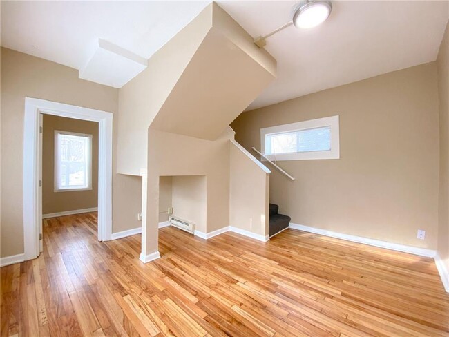 Building Photo - 916 Farrington St