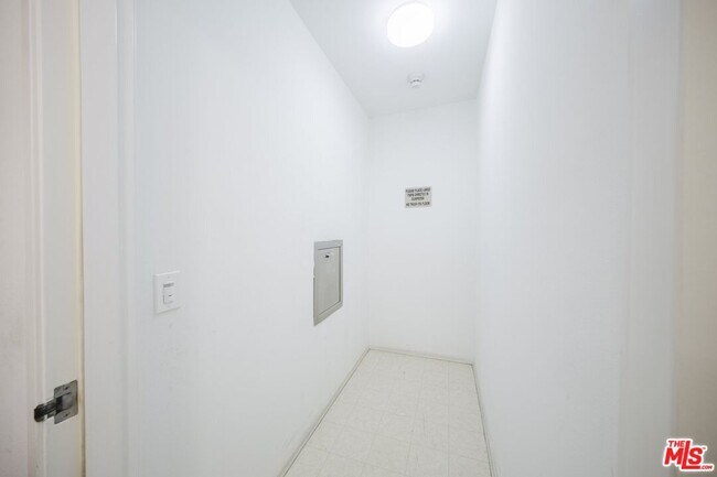 Building Photo - 937 12th St