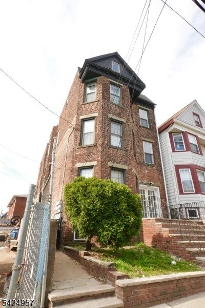 Building Photo - 11 Howard Pl