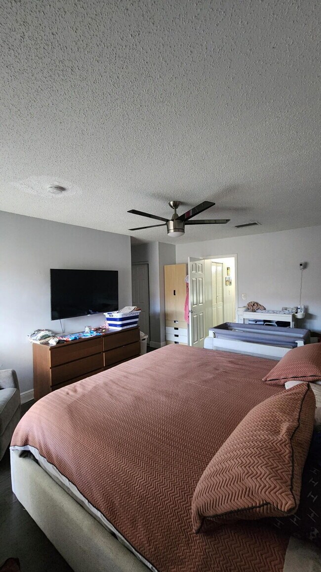 Building Photo - 4952 Sheridan St