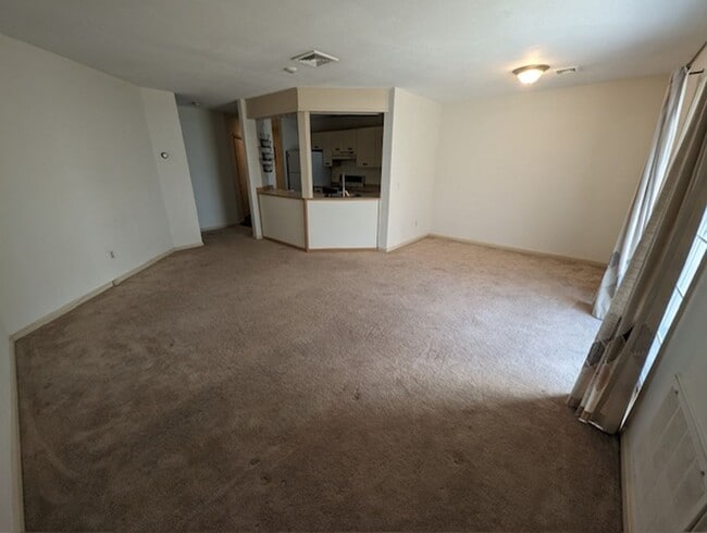 Building Photo - 2 Bed 1 Bath Second Floor Corner Unit