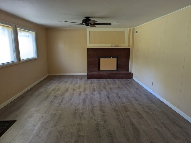 Building Photo - 3 bedroom 2 bath Pet-Friendly House with Amazing Backyard!