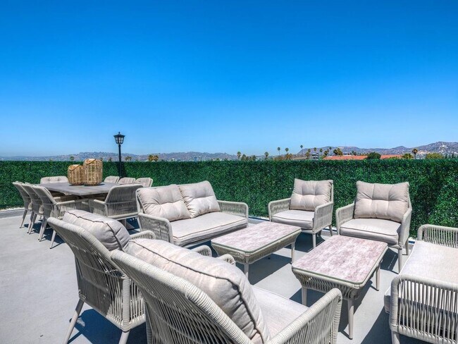 Building Photo - 338 Mariposa Ave