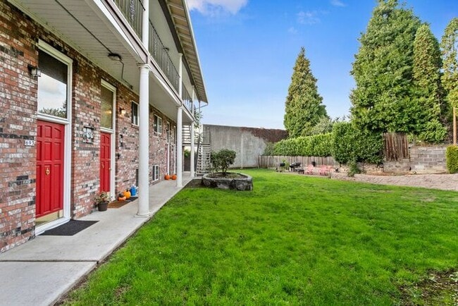 Building Photo - Large 2 bed 1.5bath townhouse! Available Soon!