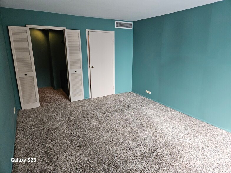 Building Photo - 6033 N Sheridan Rd