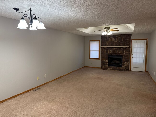 Building Photo - 2 Bedroom 2 Bathroom Duplex in Southwest Springfield! $995! Kickapoo School District!