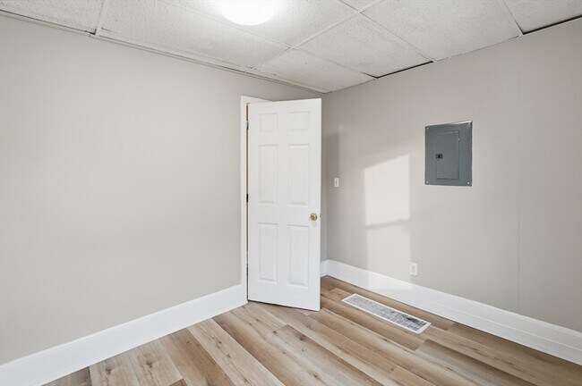 Building Photo - 14 Hacker St