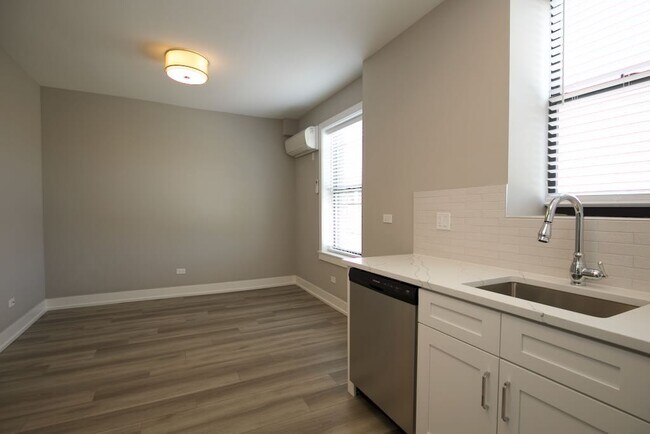 Building Photo - 3948.5 N Janssen Ave