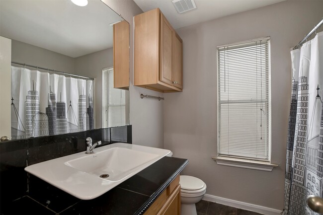 Building Photo - 1930 Greenbriar Colony Dr