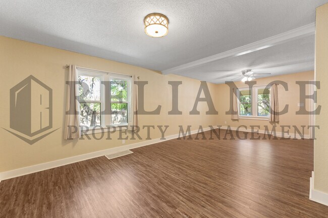 Building Photo - 221 N Walnut St