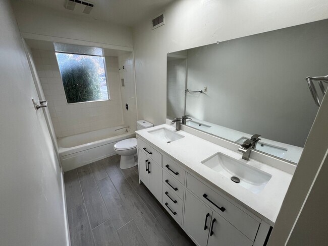 Building Photo - 8701 El Chapul Way