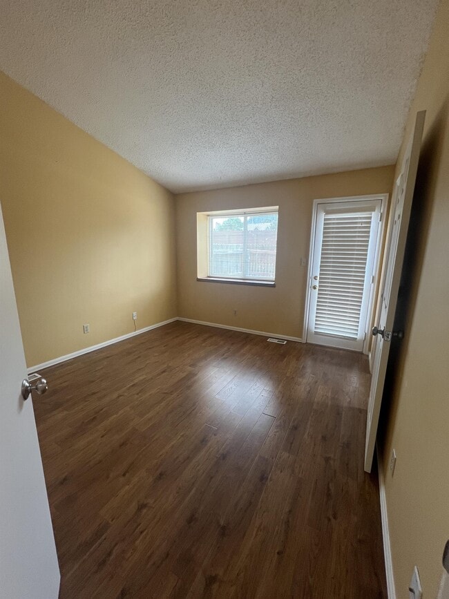 Building Photo - 870 London Green Way