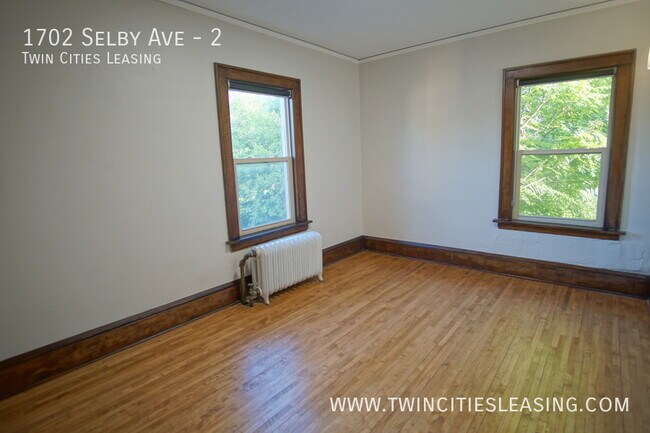Building Photo - Newly Renovated Apartment! Fantastic Locat...