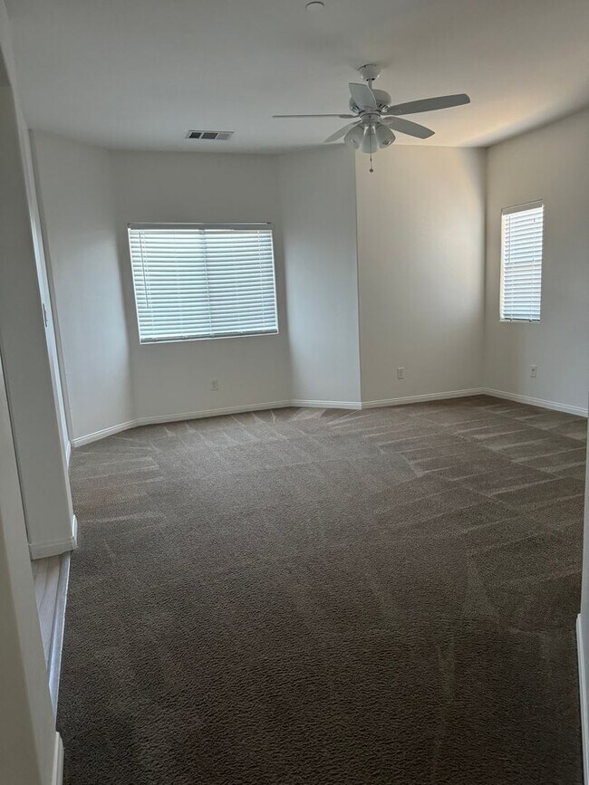 Building Photo - BEAUTIFUL 3 BEDROOM SINGLE FAMILY HOME