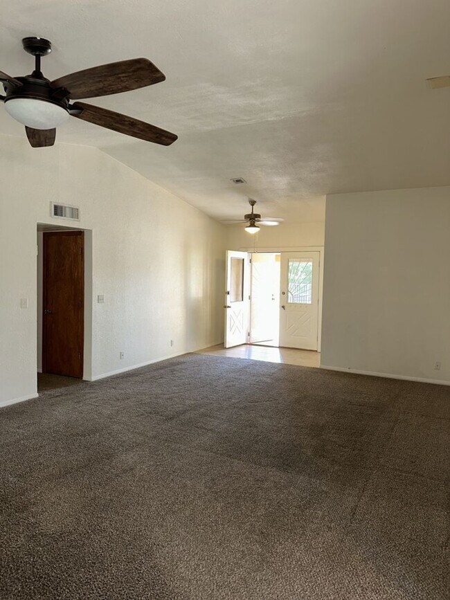 Building Photo - Unfurnished Full Time
