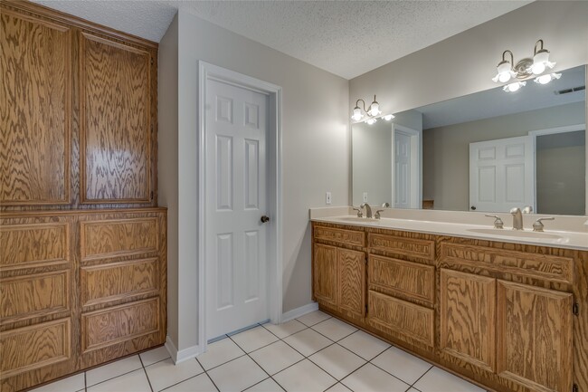 Building Photo - 2460 Pebblebrook Cir