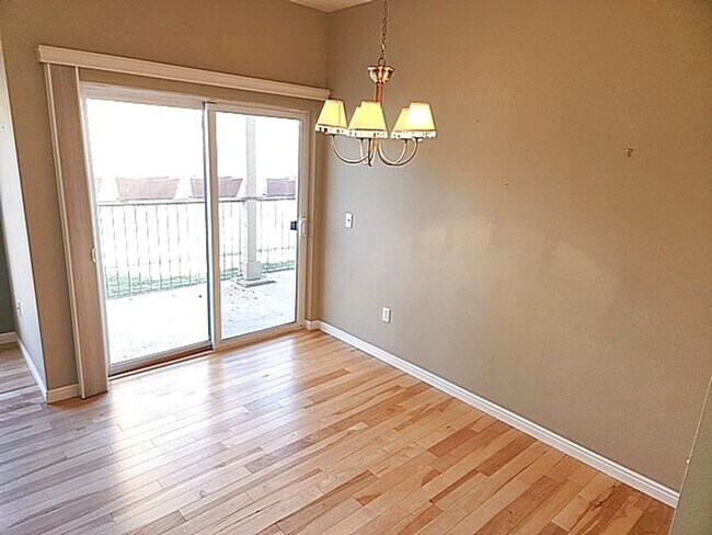 Building Photo - Perfectly Located Canyon Creek Condo - Attached Garage