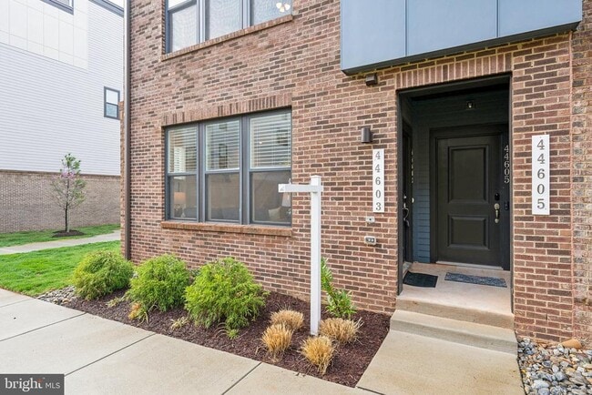 Building Photo - 44603 Wolfhound Sq