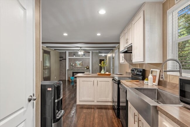 Building Photo - 211 Woodstock