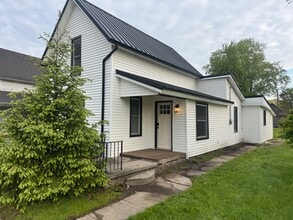 Building Photo - 315 W Oakridge Ave