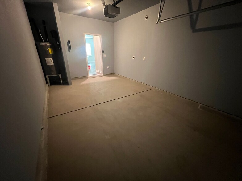 Building Photo - Room in Townhome on Starlight St