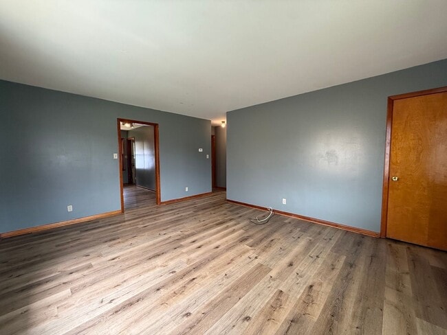 Building Photo - 2 Bed | 1 Bath | Detached 2-Car Garage