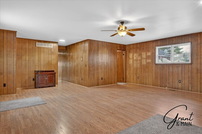 Building Photo - 3 bedroom 2 bath