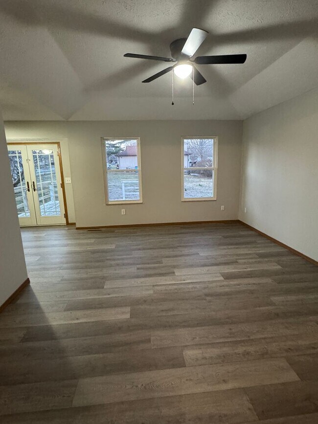 Building Photo - 3 Bedroom Home with large fenced in backyard