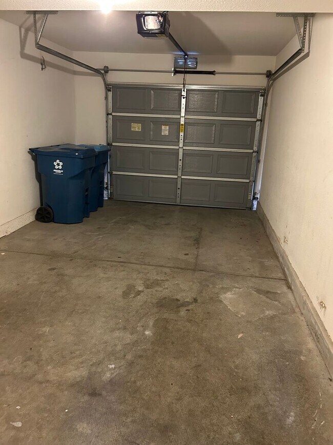 Building Photo - 2 story townhouse