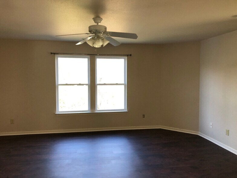 Building Photo - 557 Lakeside Valley Dr