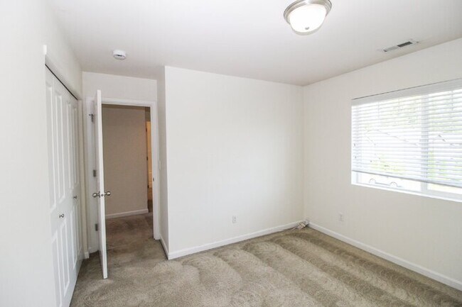 Building Photo - Spacious Rental! 3bed 3bath 2039sf 2 Car Garage A/C + Bonus Room