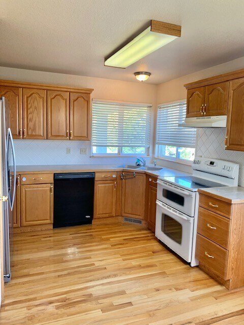 Building Photo - Ranch Style Home Located on Dead-End Street, Easy Access to I-25