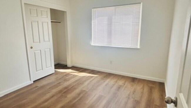 Building Photo - 633 Las Colinas St