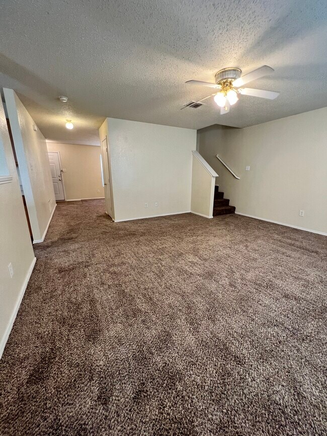 Building Photo - Very Spacious 4/2.5 in Parkview Hills & Ea...