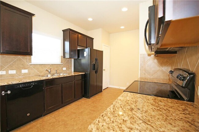 Building Photo - 903 Alamo Plaza Dr