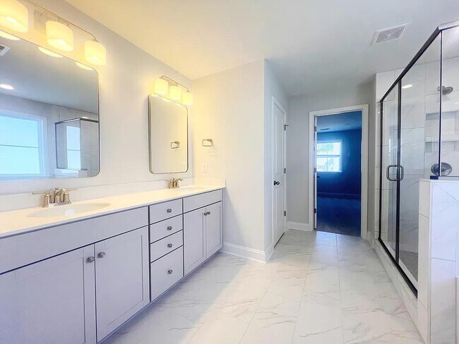 Building Photo - 1105 Cortland Vly