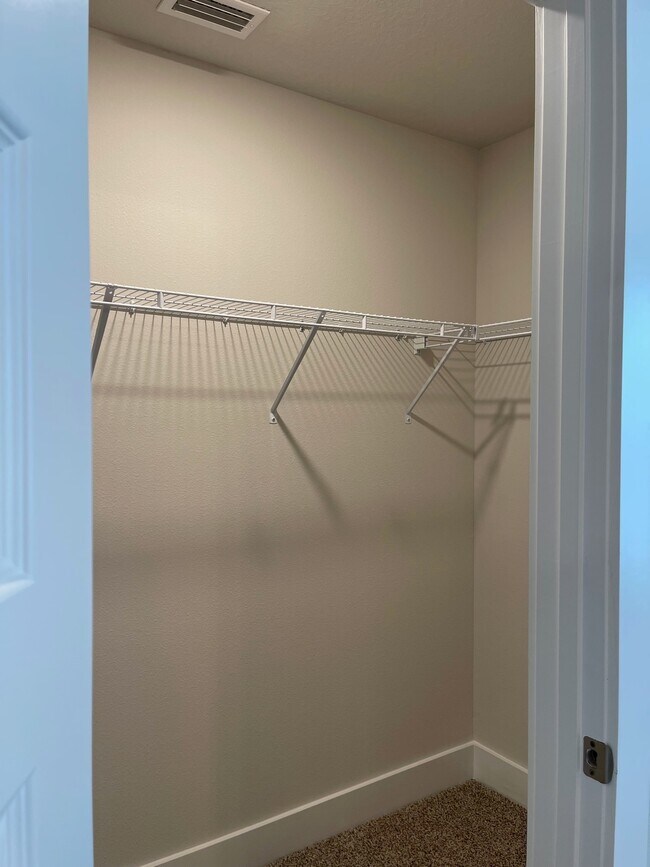 Building Photo - 1630 Iroquois Ct