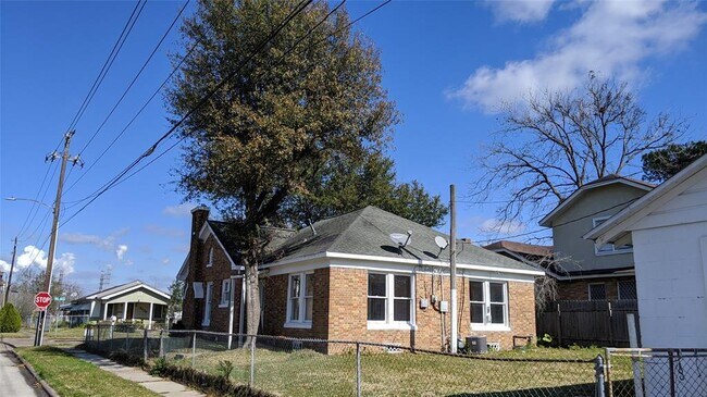 Building Photo - 3229 Wisconsin St