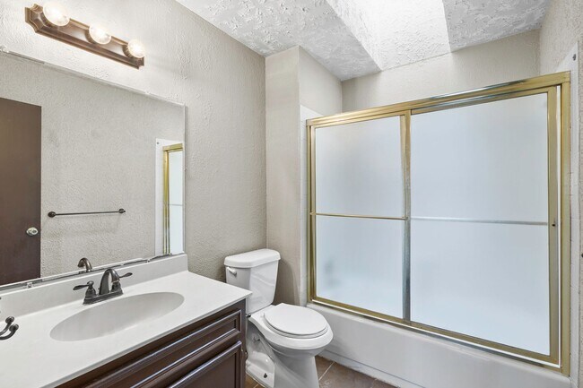 Building Photo - Gorgeous Condo, 2 Bedrooms/2 Balconies/2 Bathrooms - WALK TO CAMPUS! - Reduced Deposit