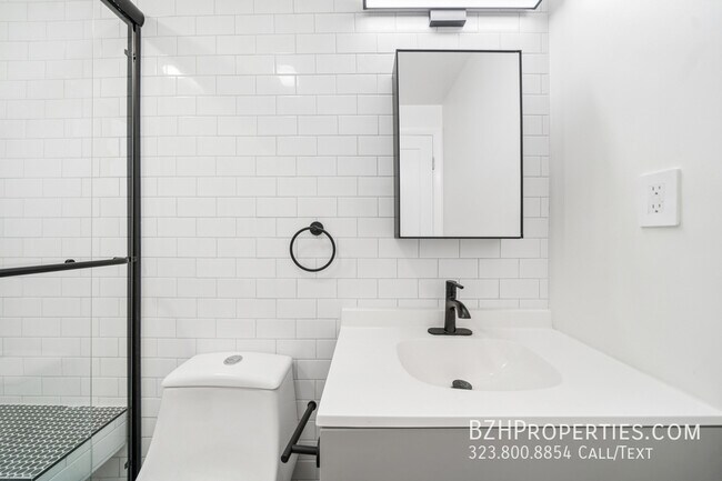 Building Photo - 1027 1/2 N Gardner St-