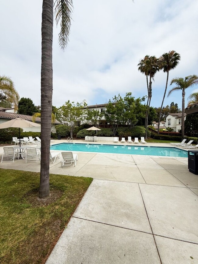 Building Photo - Beautifully Updated 3 Bed/3 Bath Townhouse...